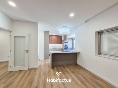 T4 Totalmente Remodelado no Coração de Viseu | Garagem Fechada | Sótão | Acabamentos de Excelência