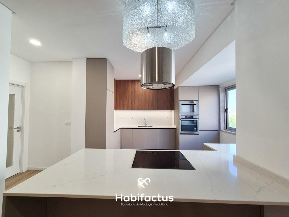 T4 Totalmente Remodelado no Coração de Viseu | Garagem Fechada | Sótão | Acabamentos de Excelência