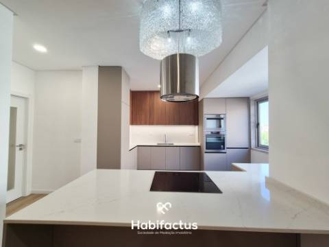 T4 Totalmente Remodelado no Coração de Viseu | Garagem Fechada | Sótão | Acabamentos de Excelência