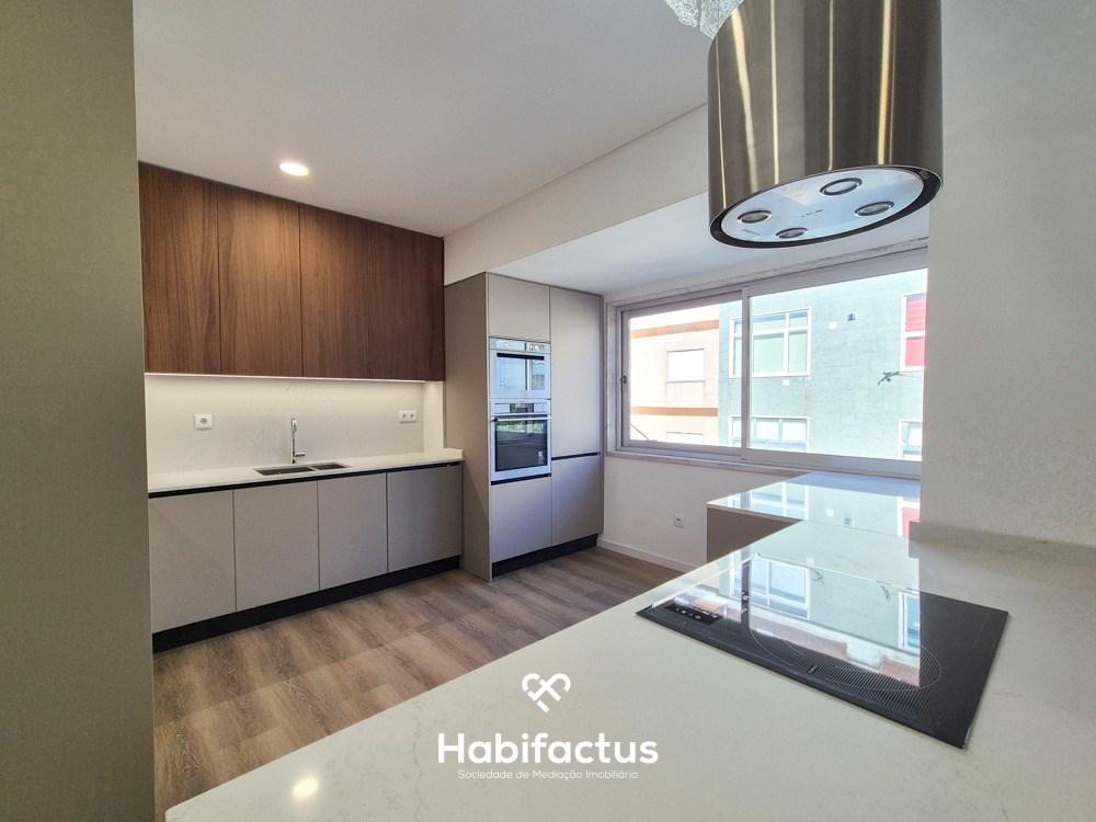 T4 Totalmente Remodelado no Coração de Viseu | Garagem Fechada | Sótão | Acabamentos de Excelência