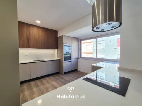 T4 Totalmente Remodelado no Coração de Viseu | Garagem Fechada | Sótão | Acabamentos de Excelência