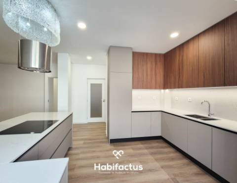 T4 Totalmente Remodelado no Coração de Viseu | Garagem Fechada | Sótão | Acabamentos de Excelência
