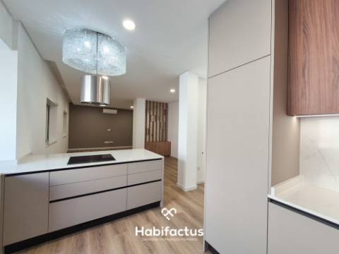 T4 Totalmente Remodelado no Coração de Viseu | Garagem Fechada | Sótão | Acabamentos de Excelência