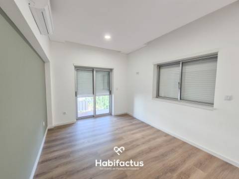 T4 Totalmente Remodelado no Coração de Viseu | Garagem Fechada | Sótão | Acabamentos de Excelência