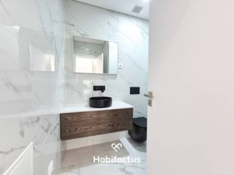 T4 Totalmente Remodelado no Coração de Viseu | Garagem Fechada | Sótão | Acabamentos de Excelência