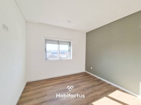 T4 Totalmente Remodelado no Coração de Viseu | Garagem Fechada | Sótão | Acabamentos de Excelência