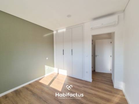 T4 Totalmente Remodelado no Coração de Viseu | Garagem Fechada | Sótão | Acabamentos de Excelência