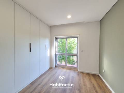 T4 Totalmente Remodelado no Coração de Viseu | Garagem Fechada | Sótão | Acabamentos de Excelência