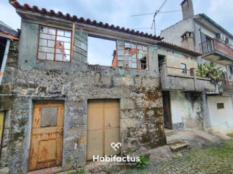 Moradia T3 à venda para reconstrução em Pedreles - Mangualde - Viseu