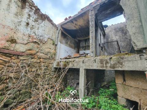Moradia T3 à venda para reconstrução em Pedreles - Mangualde - Viseu