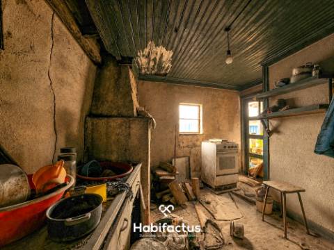 Moradia T3 à venda para reconstrução em Pedreles - Mangualde - Viseu