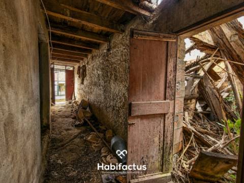 Moradia T3 à venda para reconstrução em Pedreles - Mangualde - Viseu