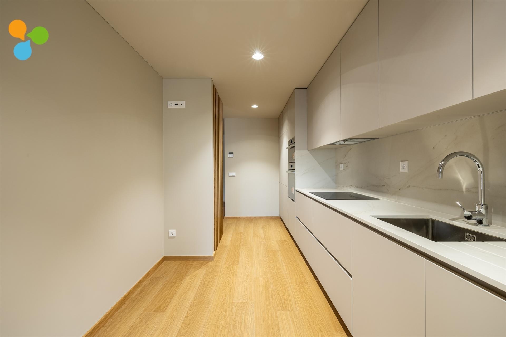 Apartamento T3 novo c/ varanda e 2 lugares de garagem