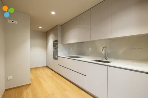 Apartamento T3 novo c/ varanda e 2 lugares de garagem