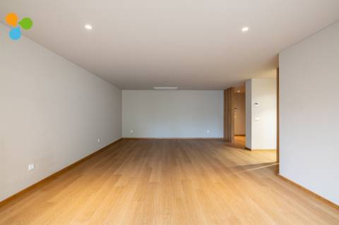 Apartamento T3 novo c/ varanda e 2 lugares de garagem