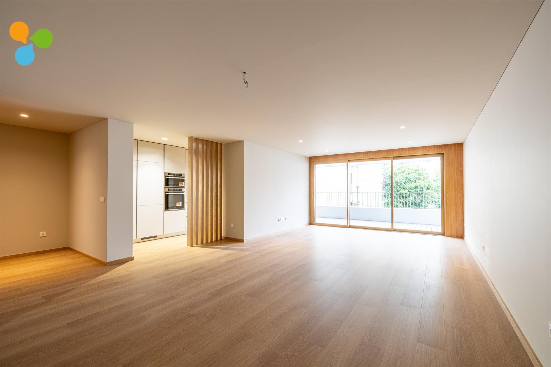Apartamento T3 novo c/ varanda e 2 lugares de garagem