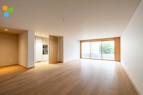 Apartamento T3 novo c/ varanda e 2 lugares de garagem