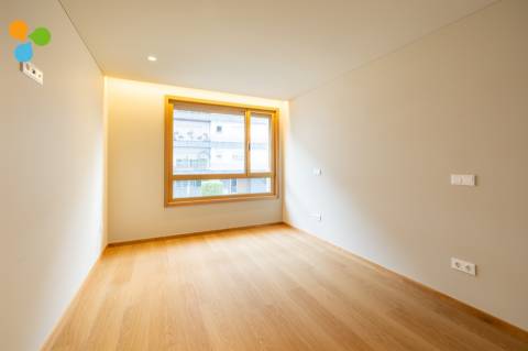 Apartamento T3 novo c/ varanda e 2 lugares de garagem