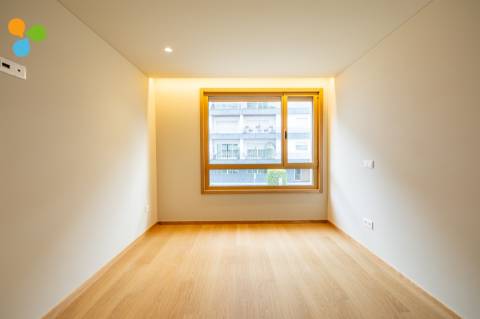 Apartamento T3 novo c/ varanda e 2 lugares de garagem
