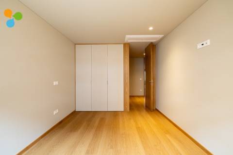 Apartamento T3 novo c/ varanda e 2 lugares de garagem