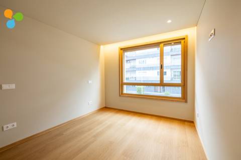 Apartamento T3 novo c/ varanda e 2 lugares de garagem
