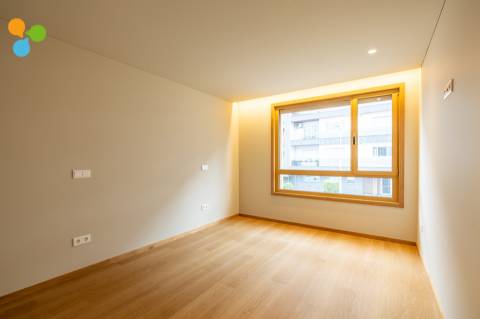 Apartamento T3 novo c/ varanda e 2 lugares de garagem