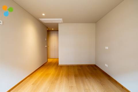 Apartamento T3 novo c/ varanda e 2 lugares de garagem