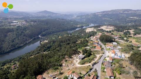 Terreno com 11.500 m² e Elevado Potencial de Construção junto ao rio Tâmega, em Abragão - Penafiel