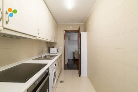 T0 para arrendamento na RUA DA BOAVISTA, 297 junto ao metro da Lapa – Totalmente Mobilado e Equipado