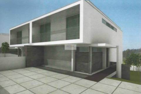 Terreno de 592m2 com viabilidade de construção de moradia T4 de 4 frentes.