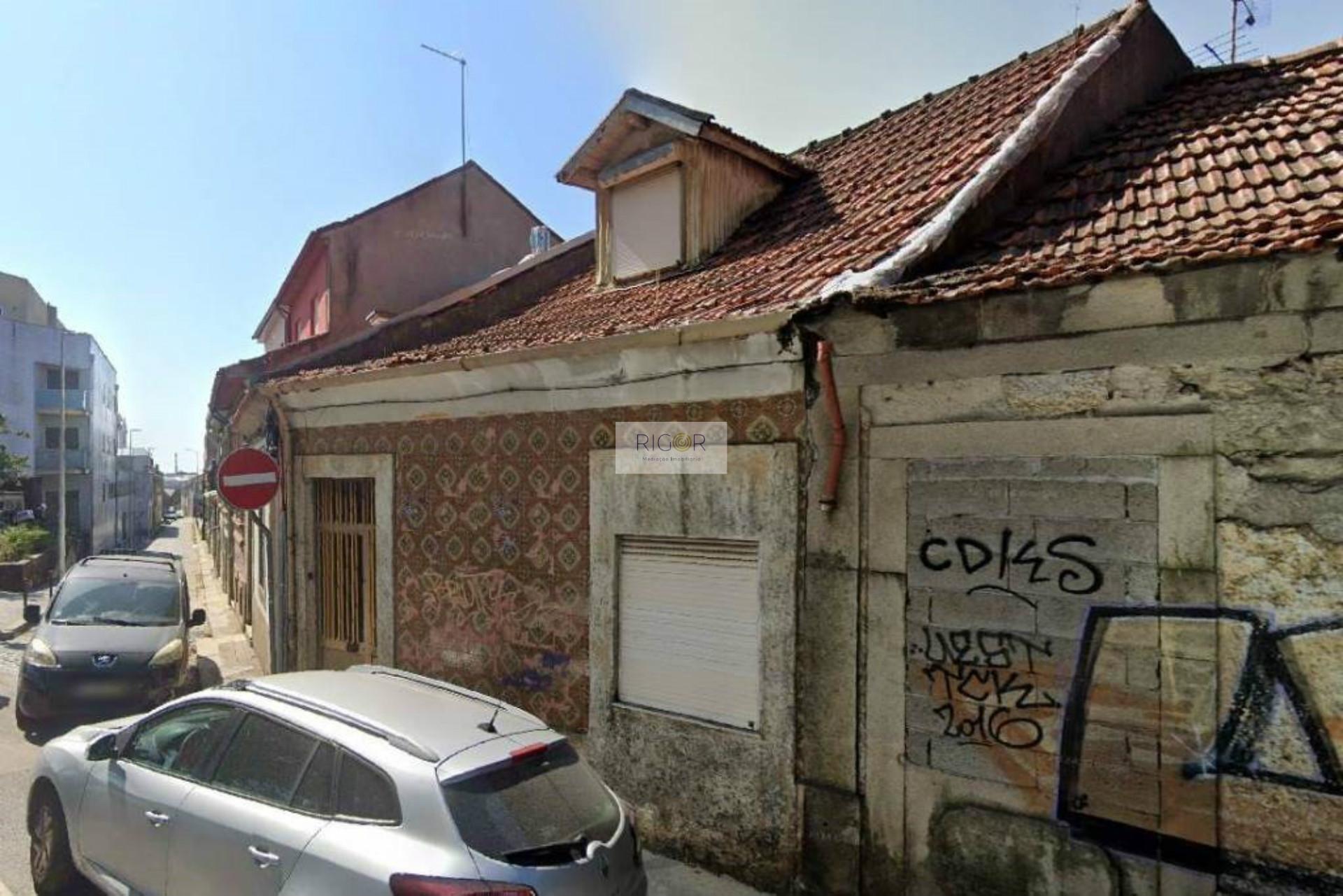 Terreno de 230m2 com casa velha ao Amial