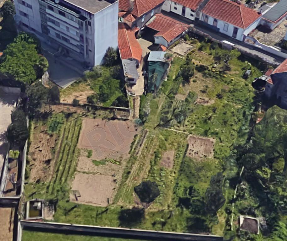 Terreno destinado a construção multi-familiar nos Maninhos