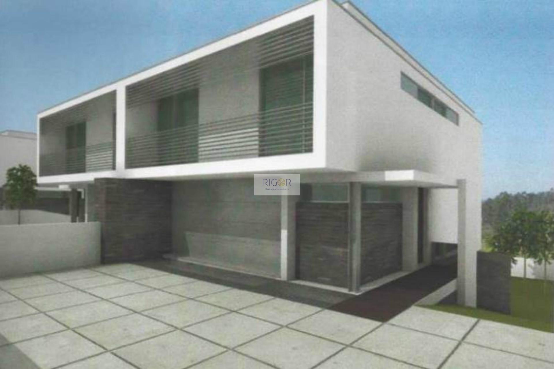 Terreno de 592m2 com viabilidade de construção de moradia T4 de 4 frentes.