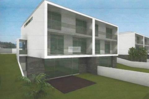 Terreno de 303m2 com viabilidade de construção de moradia T4 de 3 frentes.