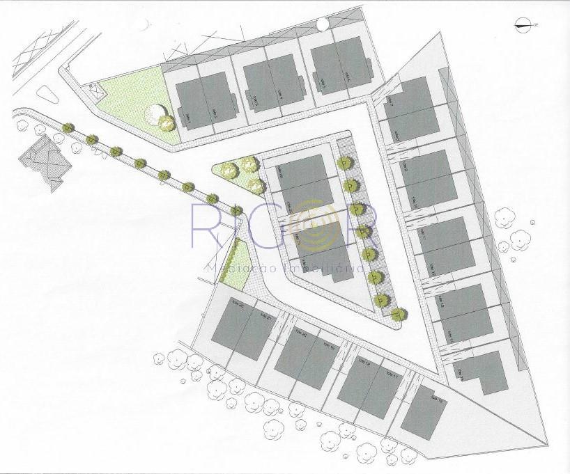 Terreno de 303m2 com viabilidade de construção de moradia T4 de 3 frentes.