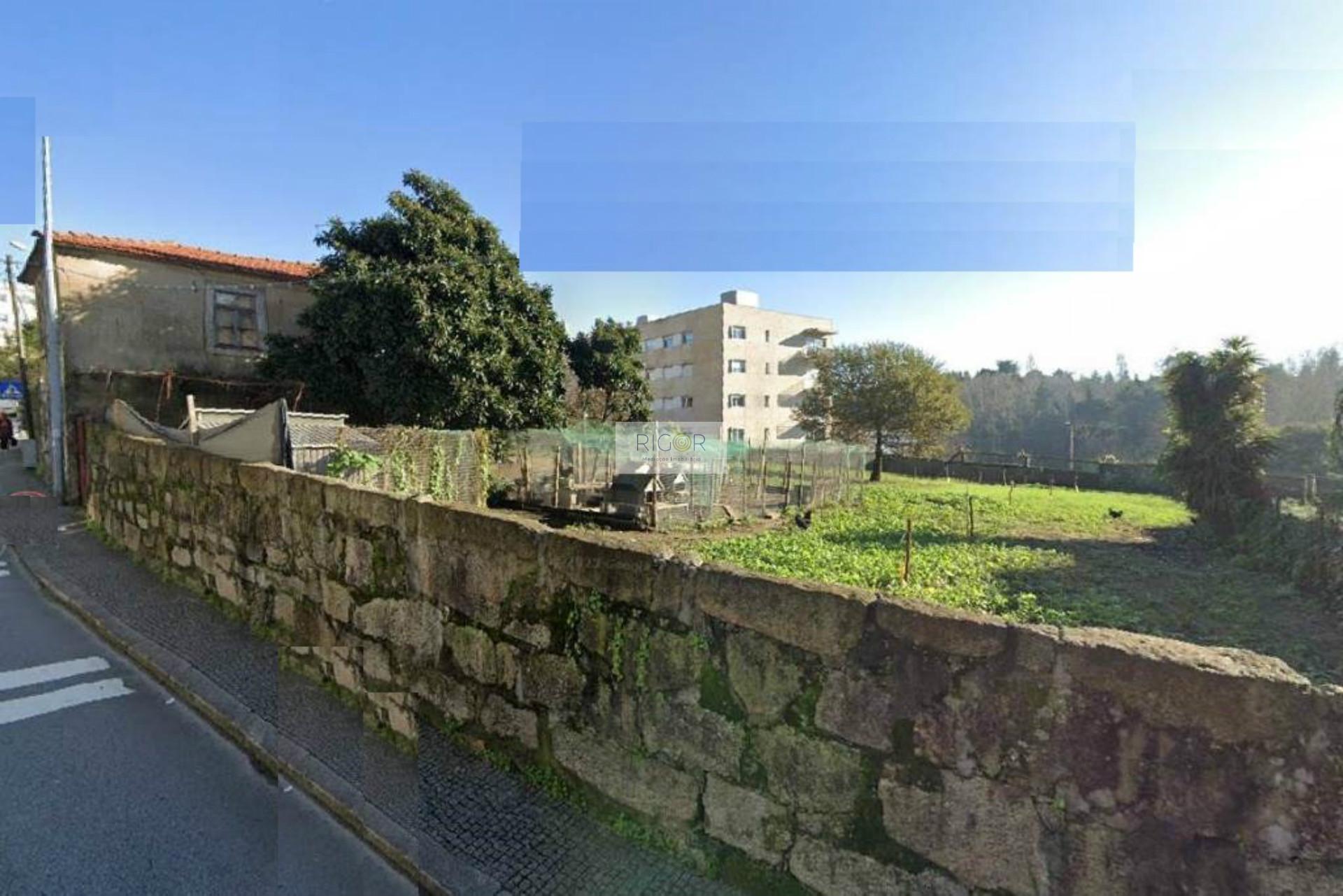 Terreno para construção em altura com 2260m2 ao Amial