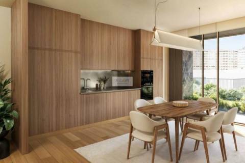 Apartamento T4 com varanda em construção em Matosinhos Sul.