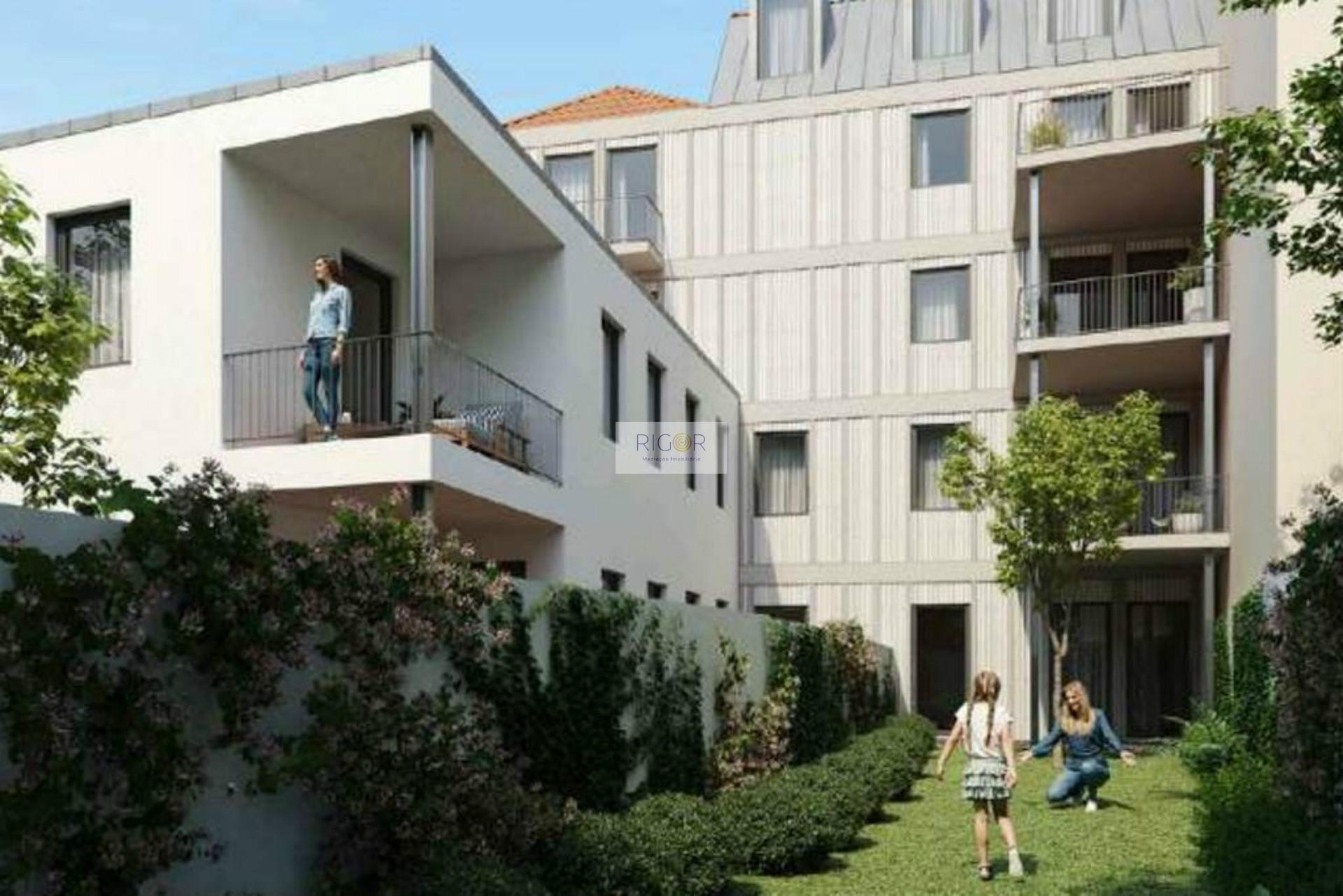 Apartamento T3 dúplex com jardim e varanda em construção a Cedofeita