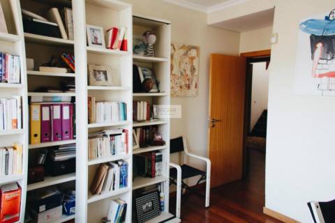 Apartamento T5 triplex de 3 frentes com piscina ao colégio luso francês