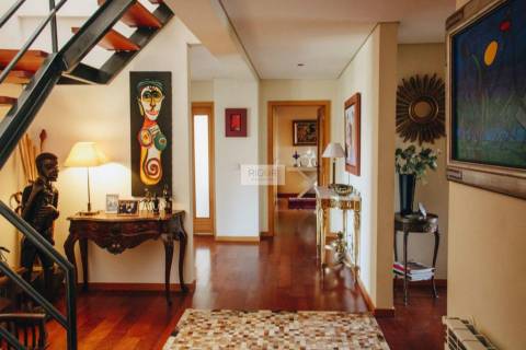 Apartamento T5 triplex de 3 frentes com piscina ao colégio luso francês