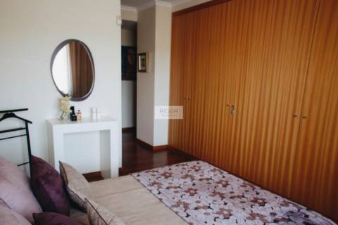 Apartamento T5 triplex de 3 frentes com piscina ao colégio luso francês