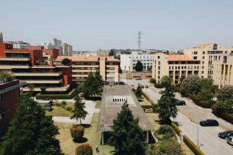 Apartamento T5 triplex de 3 frentes com piscina ao colégio luso francês