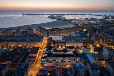 Apartamento T4 com pátio, 3 lugares de estacionamento e arrumo em Matosinhos Sul