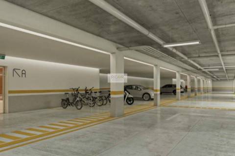 Apartamento T4 com varanda, 3 lugares de estacionamento e arrumo em Matosinhos Sul