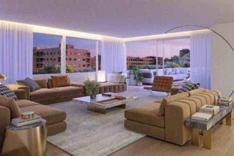 Apartamento T4 com 2 pátios, 3 lugares de estacionamento e arrumo em Matosinhos Sul