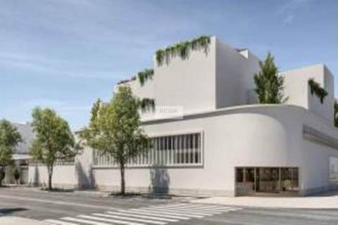 Apartamento T4 com 2 pátios, 3 lugares de estacionamento e arrumo em Matosinhos Sul
