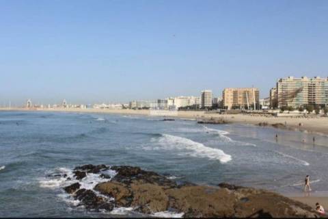 Loja de 82m2 com terraço e jardim exterior a poente a 500mts da praia de Matosinhos