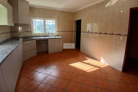 Moradia T3 de 4 frentes remodelada situada em Várzea, Amarante.