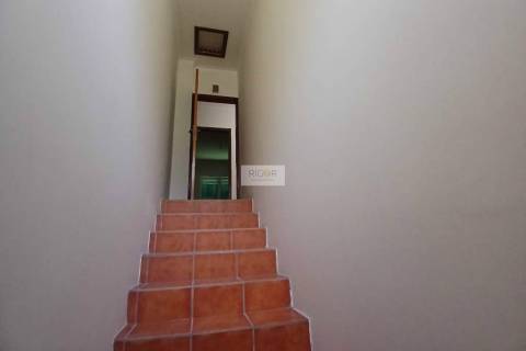 Moradia T3 de 4 frentes remodelada situada em Várzea, Amarante.