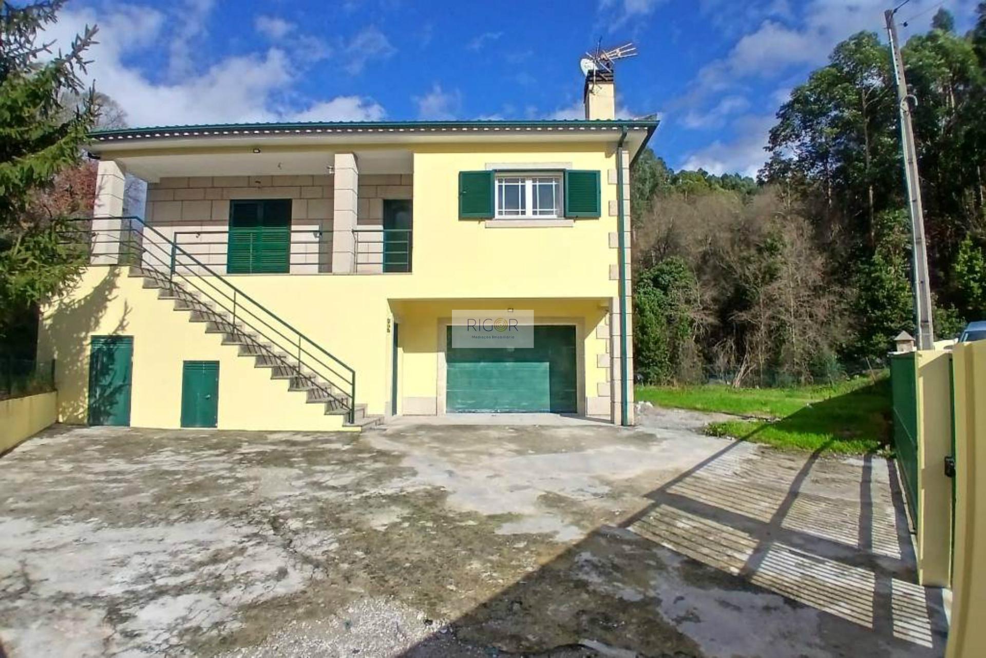 Moradia T3 de 4 frentes remodelada situada em Várzea, Amarante.